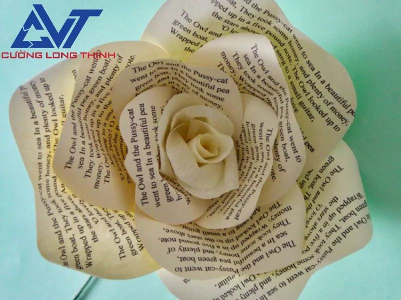 Làm hoa hồng từ giấy báo cũ Làm hoa hồng từ giấy báo cũ