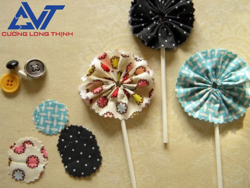 Cách làm hoa từ phế liệu vải vụn Cách làm hoa từ phế liệu vải vụn