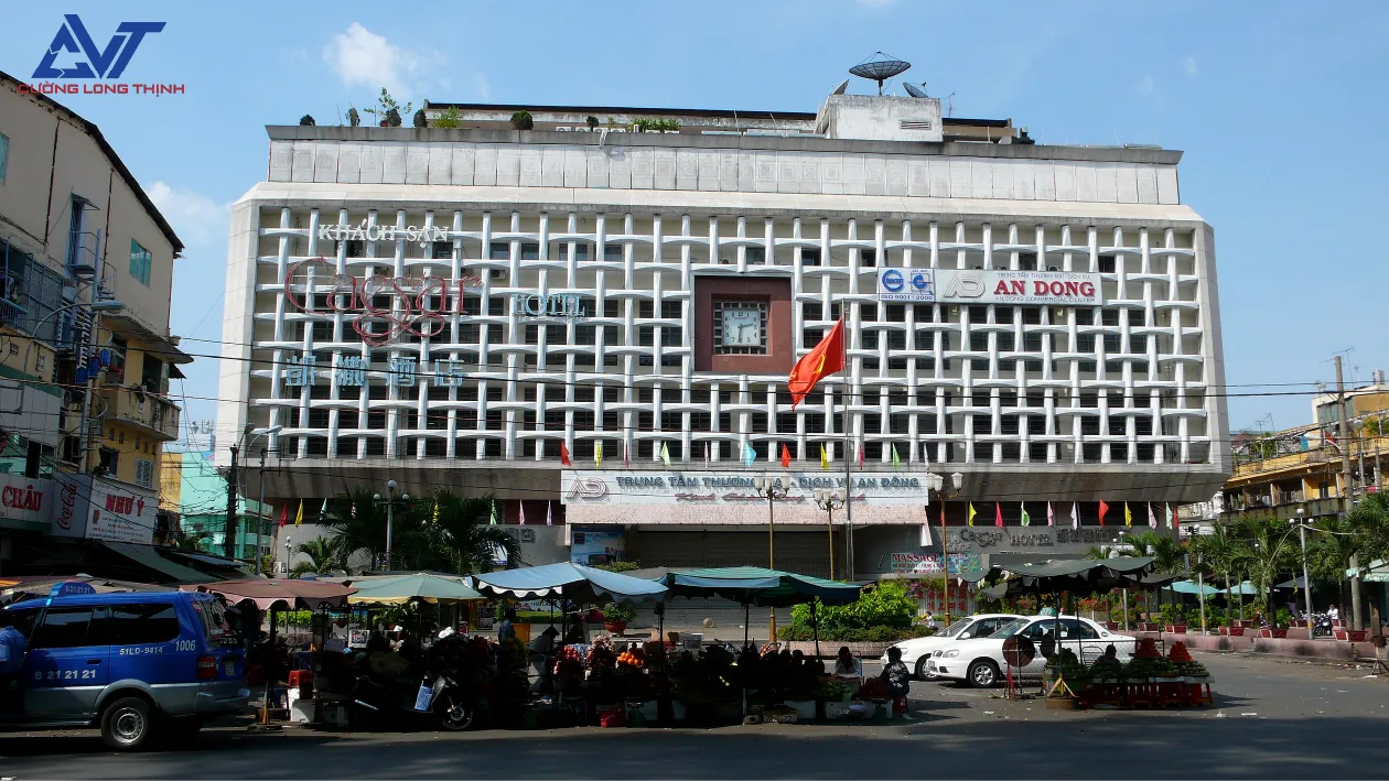 Phường An Đông nổi tiếng với các khu chợ sầm uất và hoạt động kinh doanh nhộn nhịp, nên lượng phế liệu phát sinh tại đây rất đáng kể