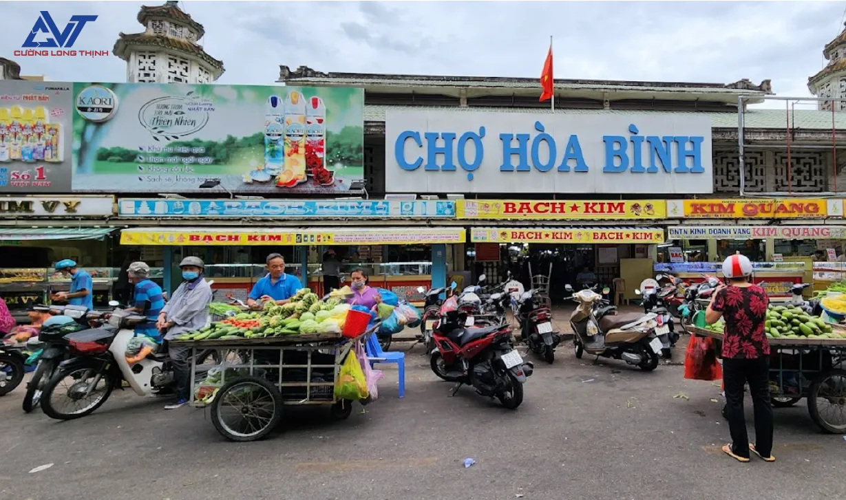 Phường Chợ Quán, với hoạt động sản xuất và sinh hoạt sôi nổi, tạo ra lượng lớn phế liệu, thúc đẩy nhu cầu thu mua phế liệu tại Phường Chợ Quán tăng cao