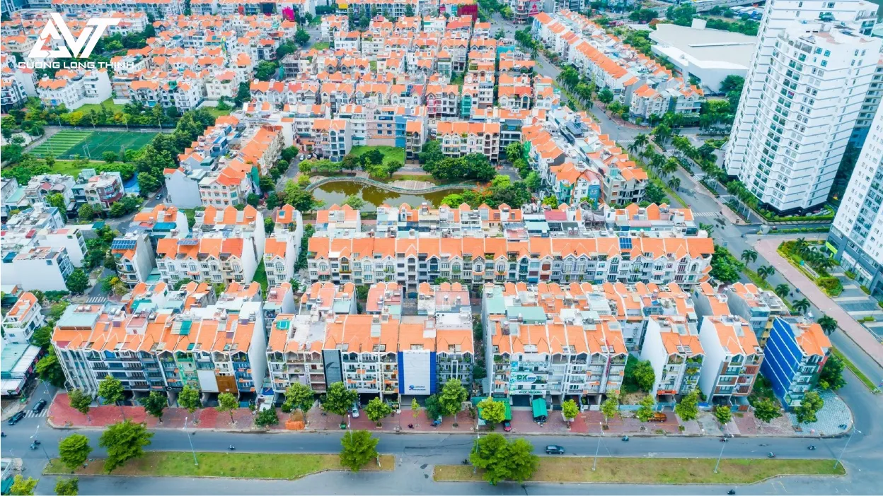 Phường Tân Hưng sở hữu nhiều tòa nhà cao tầng và khu đô thị hiện đại, góp phần tạo nên diện mạo sầm uất cho khu vực